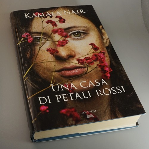 Una casa petali rossi - casa,