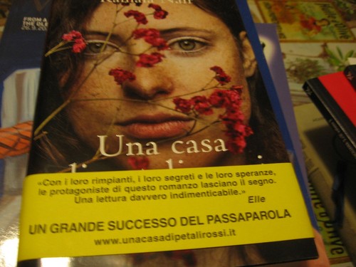 Una casa petali rossi - una,