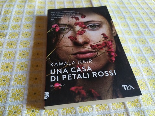 Una casa petali rossi - casa, di