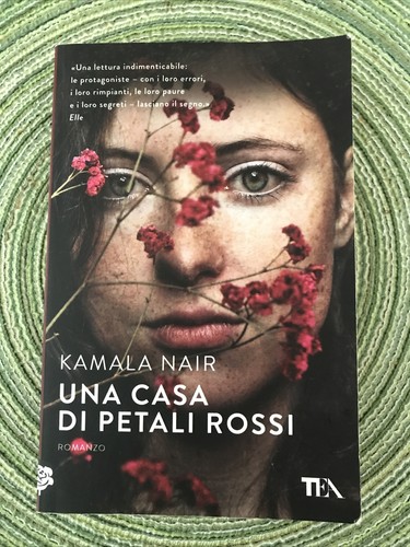 Una casa petali rossi - petali,