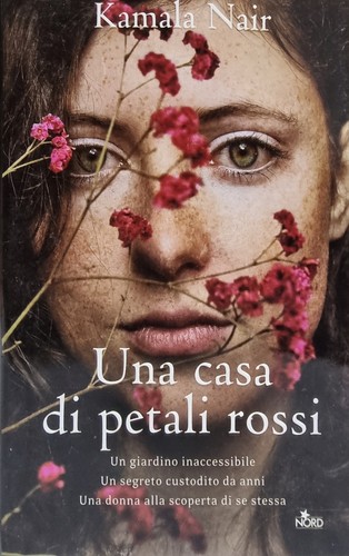 Una casa petali rossi - una,