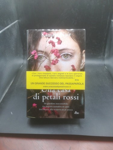 Una casa petali - petali, rossi.